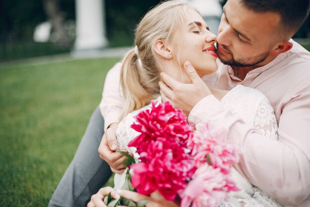 Hermosa pareja pasa tiempo en un jardín de verano