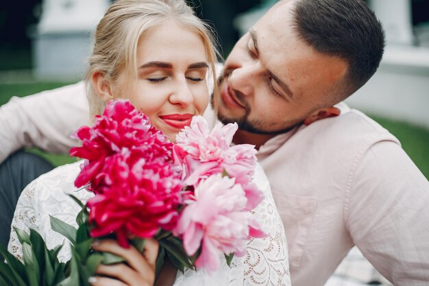 Hermosa pareja pasa tiempo en un jardín de verano