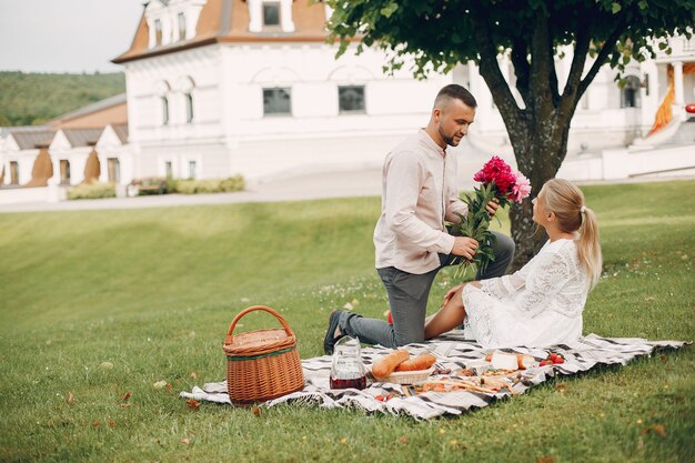 Hermosa pareja pasa tiempo en un jardín de verano