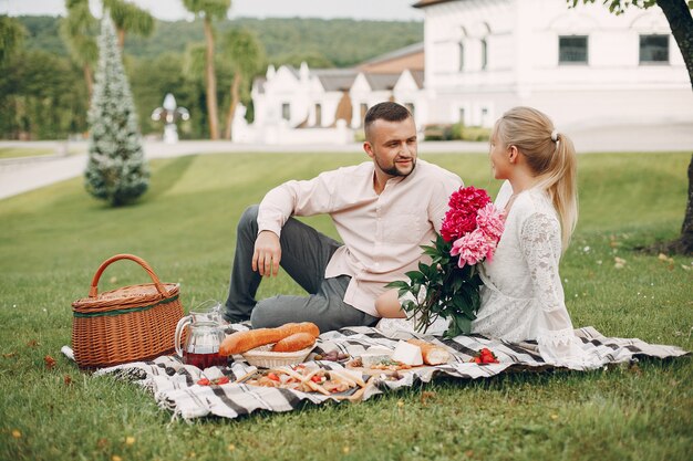 Hermosa pareja pasa tiempo en un jardín de verano