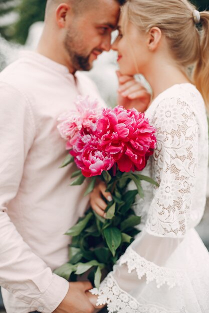 Hermosa pareja pasa tiempo en un jardín de verano