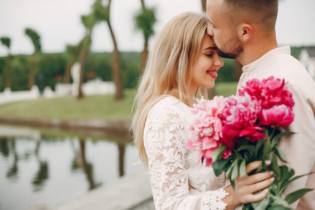 Hermosa pareja pasa tiempo en un jardín de verano