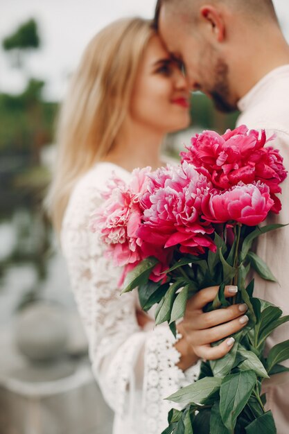 Hermosa pareja pasa tiempo en un jardín de verano