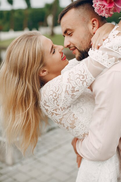 Hermosa pareja pasa tiempo en un jardín de verano