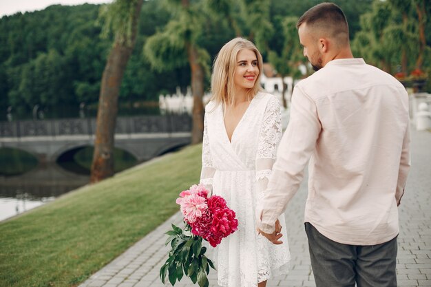 Hermosa pareja pasa tiempo en un jardín de verano