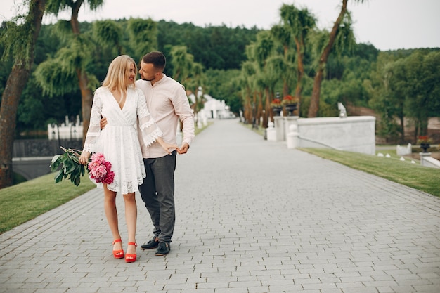 Hermosa pareja pasa tiempo en un jardín de verano