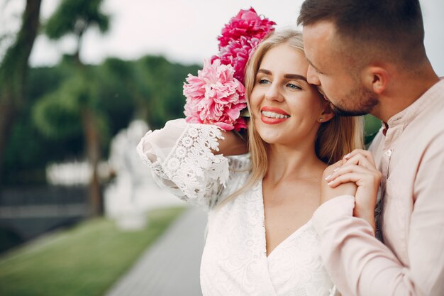 Hermosa pareja pasa tiempo en un jardín de verano