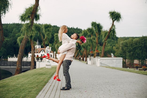 Hermosa pareja pasa tiempo en un jardín de verano