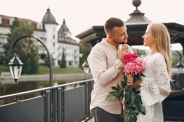 Hermosa pareja pasa tiempo en un jardín de verano