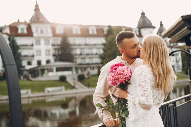 Hermosa pareja pasa tiempo en un jardín de verano