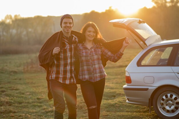 Foto gratuita hermosa pareja pasa tiempo en un parque al atardecer