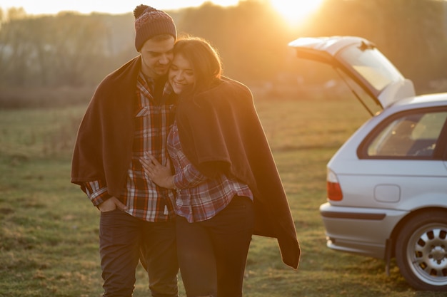 Foto gratuita hermosa pareja pasa tiempo en un parque al atardecer