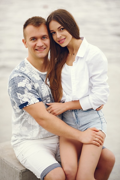 Hermosa pareja pasa tiempo en un parque nublado de otoño