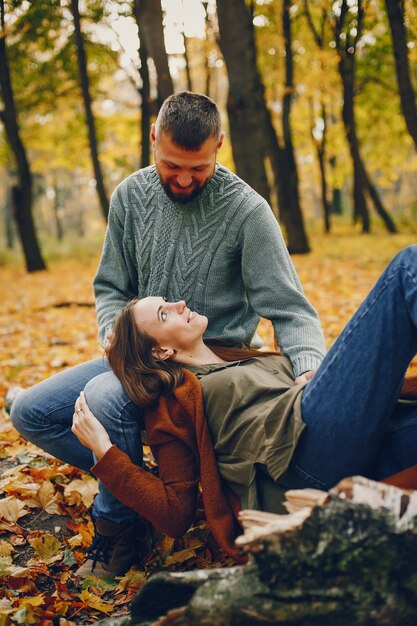 Hermosa pareja pasa tiempo en un parque de otoño