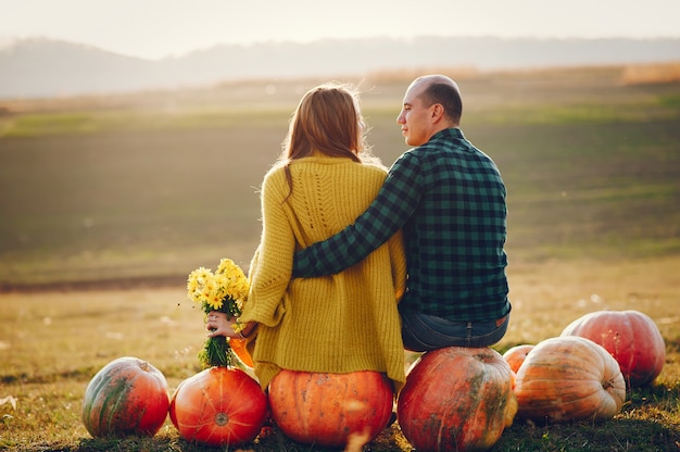 hermosa pareja pasa tiempo en un parque de otoño