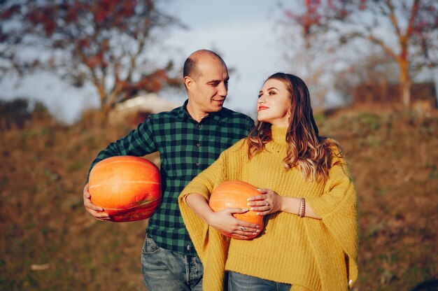 hermosa pareja pasa tiempo en un parque de otoño