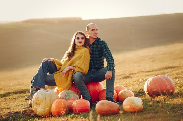 hermosa pareja pasa tiempo en un parque de otoño