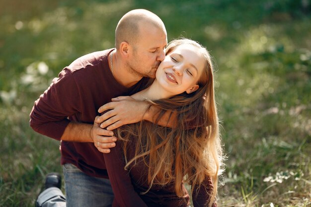 Hermosa pareja pasa tiempo en un parque de otoño