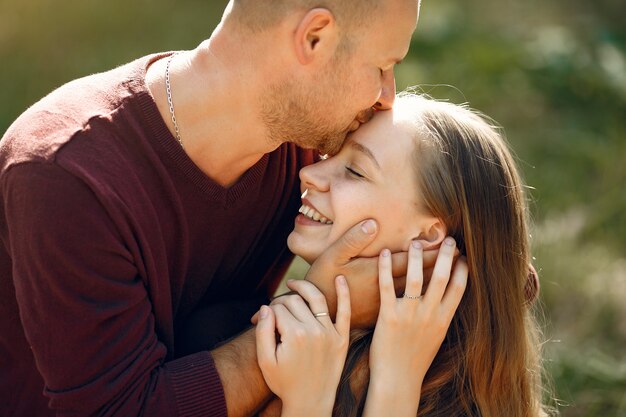 Hermosa pareja pasa tiempo en un parque de otoño