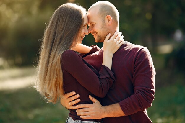 Hermosa pareja pasa tiempo en un parque de otoño