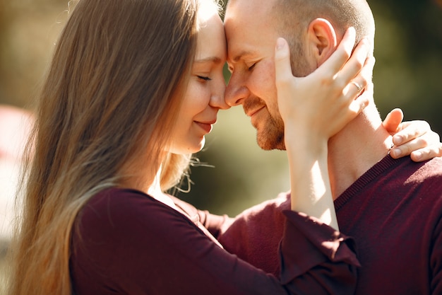 Hermosa pareja pasa tiempo en un parque de otoño