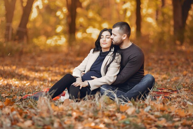 Foto gratuita hermosa pareja pasa tiempo en un parque de otoño