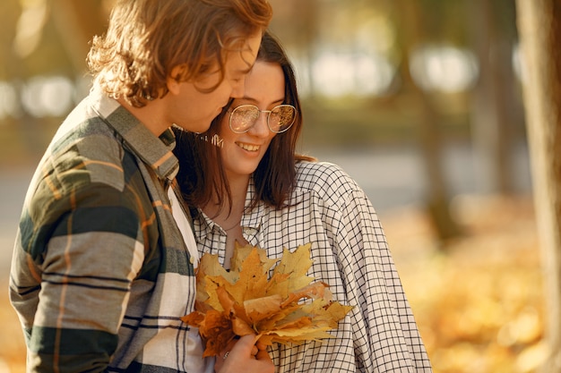 Foto gratuita hermosa pareja pasa tiempo en un parque de otoño