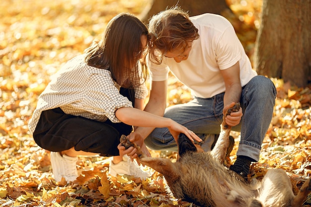 Hermosa pareja pasa tiempo en un parque de otoño