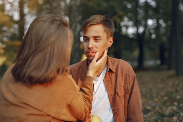 Foto gratuita hermosa pareja pasa tiempo en un parque de otoño