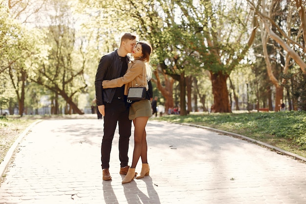 Hermosa pareja pasa tiempo en un parque de primavera