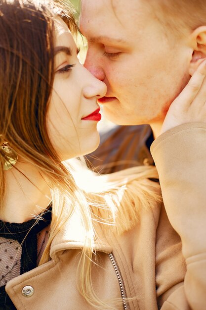 Hermosa pareja pasa tiempo en un parque de primavera