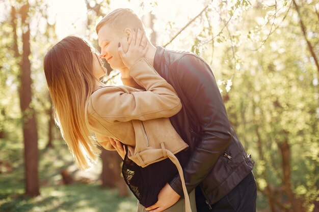 Hermosa pareja pasa tiempo en un parque de primavera