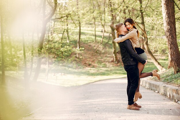 Hermosa pareja pasa tiempo en un parque de primavera