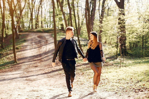 Foto gratuita hermosa pareja pasa tiempo en un parque de primavera