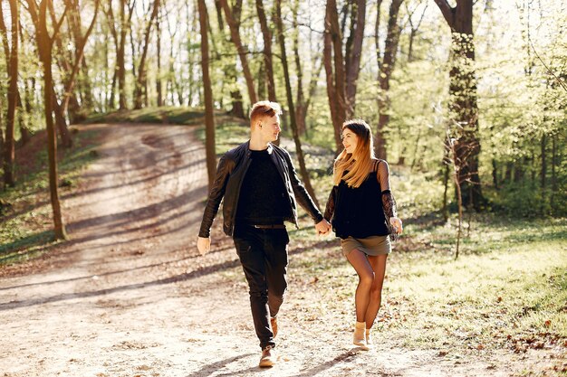 Hermosa pareja pasa tiempo en un parque de primavera