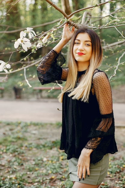 Hermosa pareja pasa tiempo en un parque de primavera