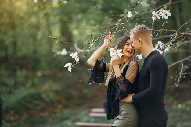 Hermosa pareja pasa tiempo en un parque de primavera