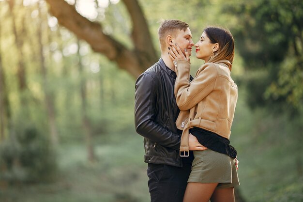 Hermosa pareja pasa tiempo en un parque de primavera