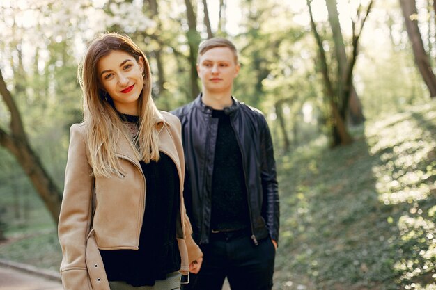 Hermosa pareja pasa tiempo en un parque de primavera