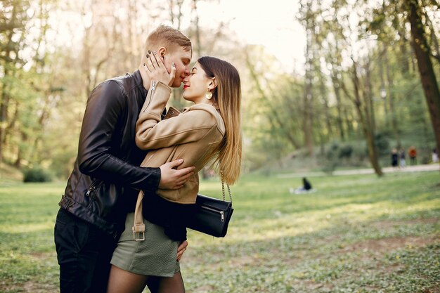 Hermosa pareja pasa tiempo en un parque de primavera