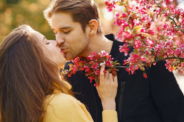 Foto gratuita hermosa pareja pasa tiempo en un parque de primavera