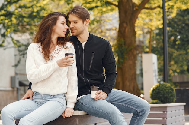 Hermosa pareja pasa tiempo en un parque de primavera