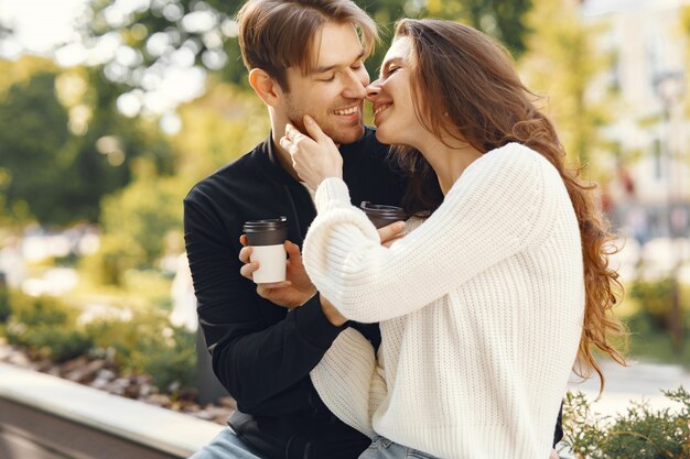 Hermosa pareja pasa tiempo en un parque de primavera