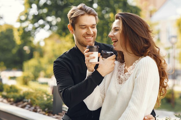 Hermosa pareja pasa tiempo en un parque de primavera