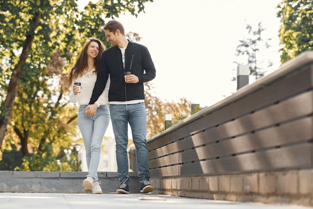 Hermosa pareja pasa tiempo en un parque de primavera