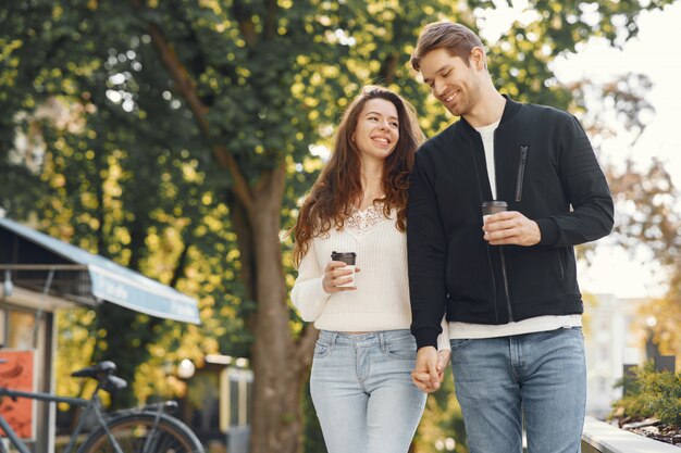 Hermosa pareja pasa tiempo en un parque de primavera