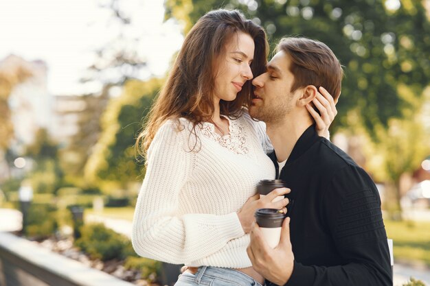 Hermosa pareja pasa tiempo en un parque de primavera