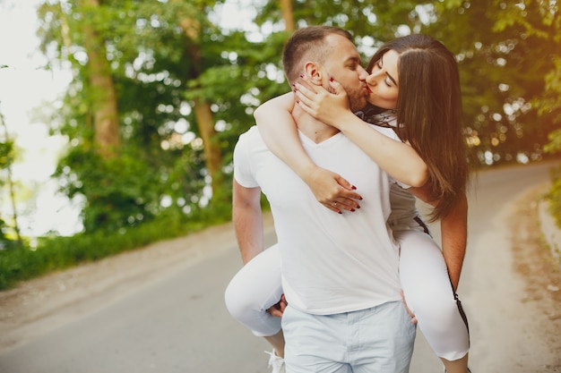 Hermosa pareja pasa tiempo en un parque de verano