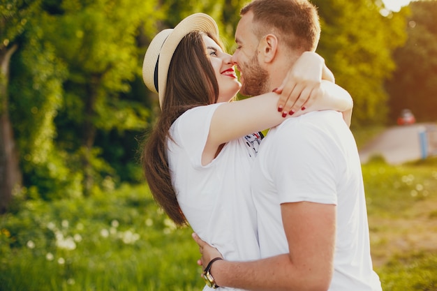 Hermosa pareja pasa tiempo en un parque de verano