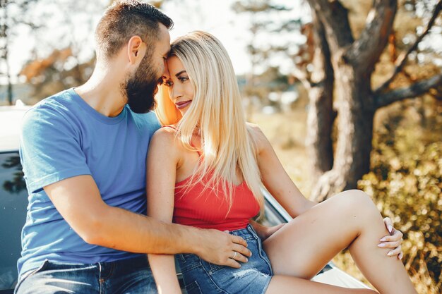 Hermosa pareja pasa tiempo en un parque de verano